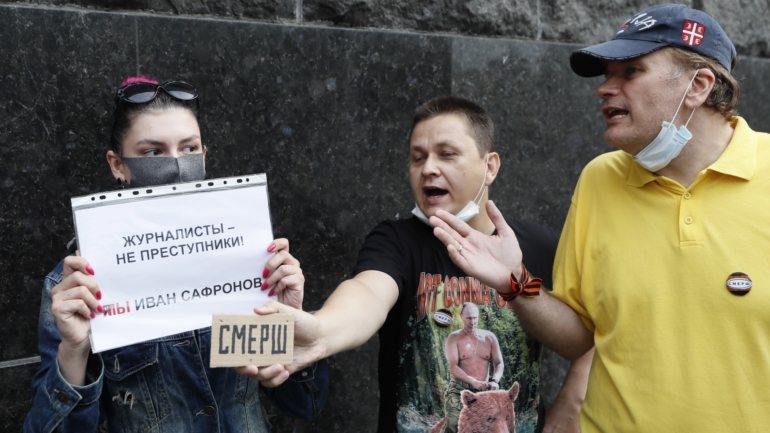 Os manifestantes usaram cartazes com slogans como &quot;Jornalismo não é crime&quot; e &quot;Não à prisão por palavras&quot;, ou &quot;Free Svetlana Prokopyeva&quot; e &quot;Free Ivan Safronov&quot;