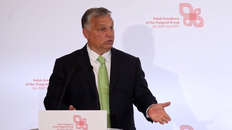 &quot;Se se misturam as coisas, não haverá recuperação da economia e teremos longas discussões&quot;, ameaçou Viktor Orbán