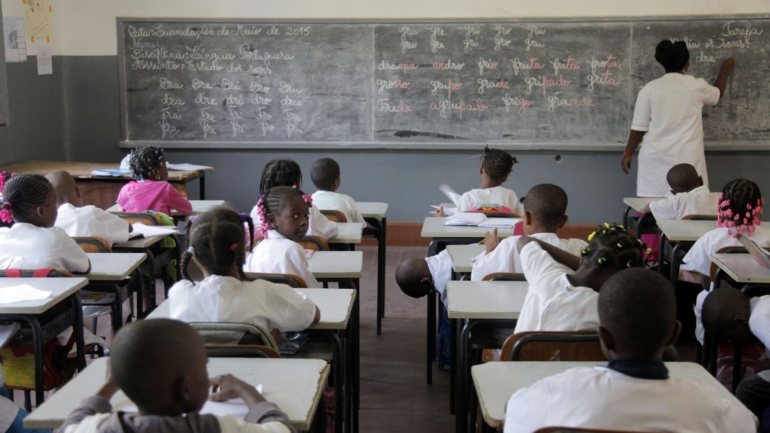 O ano letivo em Angola inicia em fevereiro e termina em dezembro, mas desde março passado, que as aulas estão suspensas no país devido à pandemia