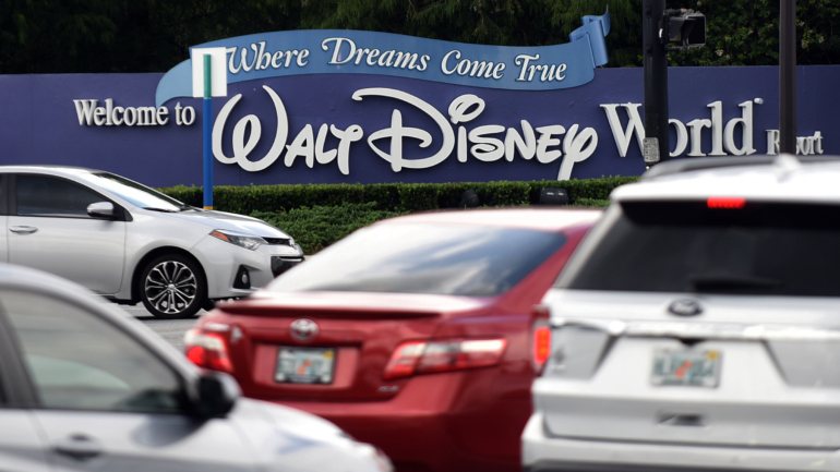 Quase quatro meses depois, houve muito trânsito junto à entrada da Disney World, este sábado, na reabertura de alguns parques.