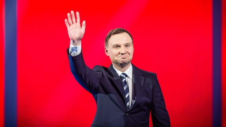 O presidente polaco deverá vencer eleição por muito pouco