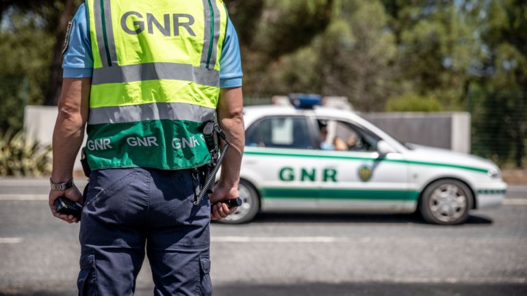 Os dois militares da GNR morreram após numa colisão, na passada terça-feira, entre um automóvel e um carro-patrulha na A1, entre o nó de Torres Novas e a área de serviço de Santarém