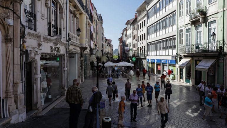 O projeto, que faz parte do Plano Estratégico de Desenvolvimento Urbano (PEDU) de Coimbra, pretende, &quot;essencialmente, a melhoria das acessibilidades pedonais em termos de segurança e conforto, eliminando barreiras a pessoas com mobilidade reduzida&quot;