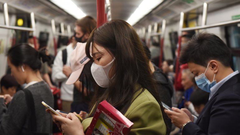 O uso de máscaras vai passar a ser obrigatório nos transportes públicos de Hong Kong