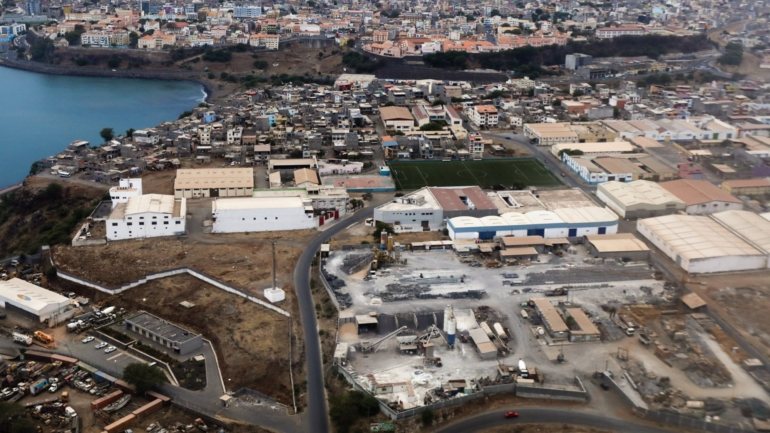 &quot;O turismo foi o setor mais afetado pela pandemia da Covid-19 em Cabo Verde&quot;, refere o estudo, apontando que 83% das empresas encerraram temporariamente. Desde 19 de março que Cabo Verde está encerrado a voos internacionais