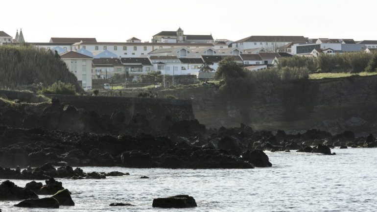 Durante a manhã de terça-feira, havia já sido registado um sismo de magnitude 3,5 na escala de Richter a cerca de 23 quilómetros a este/sudeste do Cabo da Praia, na ilha Terceira