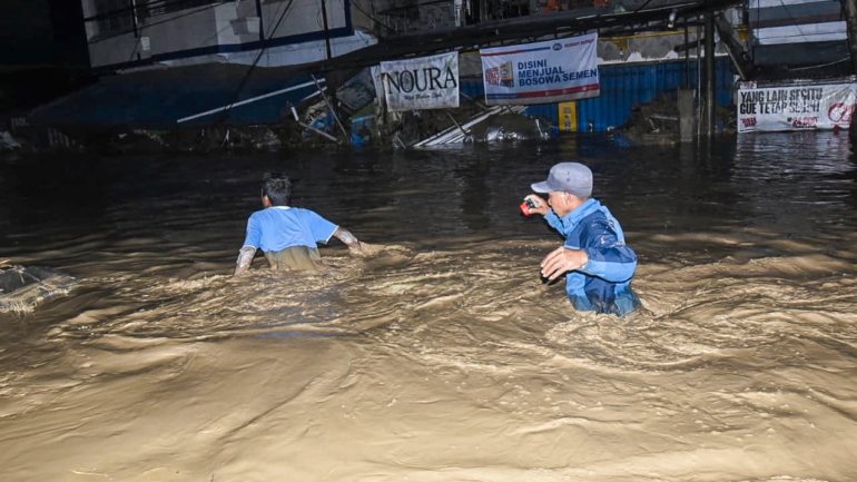As fortes chuvas causam frequentes aluimentos de terra e inundações na Indonésia