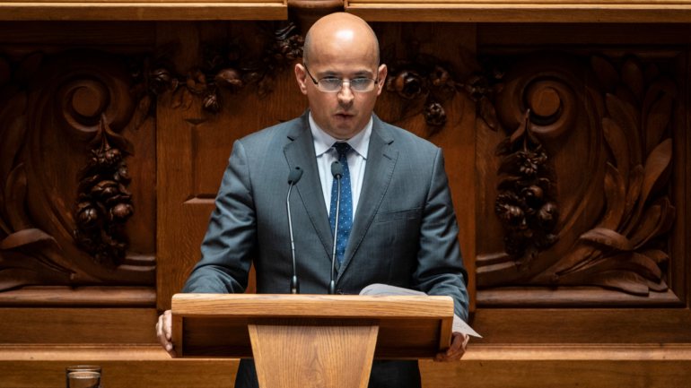 O novo ministro das Finanças, João Leão, tem de rever o défice depois das alterações aprovadas ao orçamento suplementar