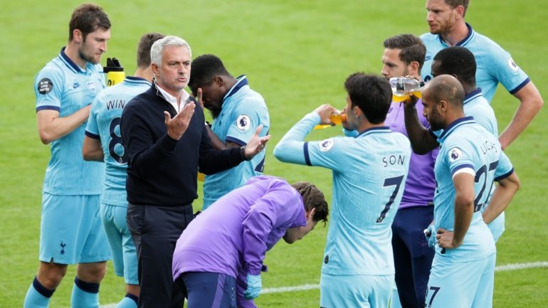 José Mourinho aproveitou da melhor forma a primeira pausa para hidratação: quatro minutos depois, Son inaugurou o marcador