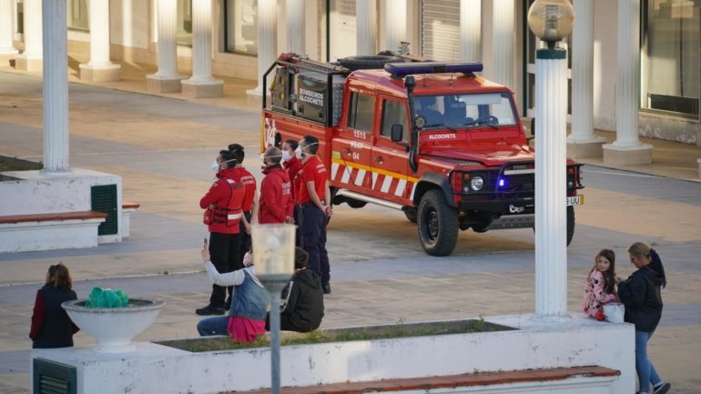 O homem foi detido e levado ao hospital de Braga, a fim de receber tratamento