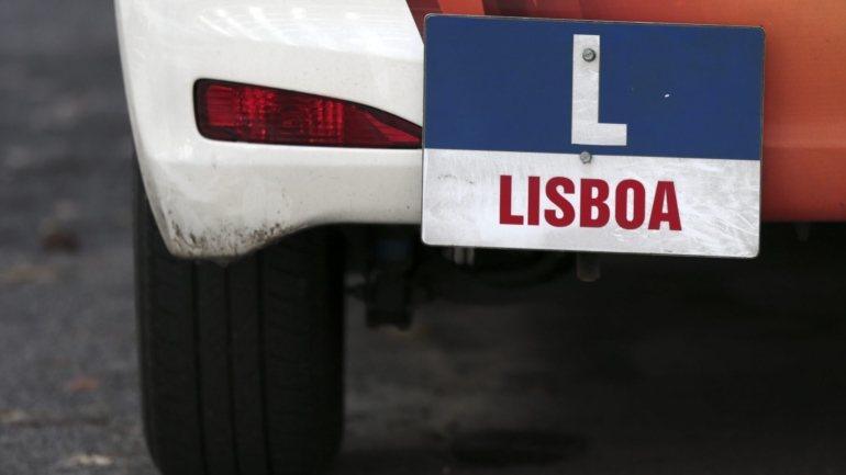 Na Área Metropolitana de Lisboa continuam a só poder estar dentro do veículo de condução duas pessoas, o aluno e o instrutor