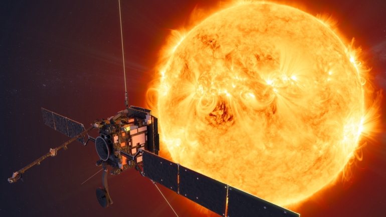 A Solar Orbiter, que foi lançada a 10 de fevereiro, tem seis telescópios apontados ao sol e quatro instrumentos que fazem medições em torno da nave de fenómenos como o vento solar