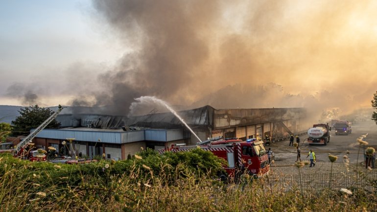 O incêndio de segunda-feira provocou danos avultados em oito empresas, deixando 25% da mão-de-obra ativa do concelho em situação &quot;muito complicada&quot;, lembrou Gonçalo Rocha