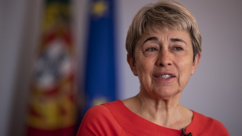 Segundo a secretária de Estado, alguns portugueses estão a ser pressionados para ficar no estrangeiro pelos patrões