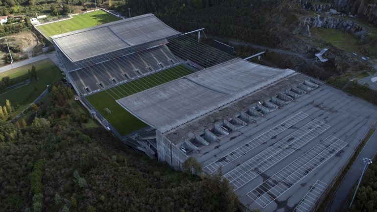 Cidade desportiva está ser construída no esqueleto em betão armado da inacabada piscina olímpica
