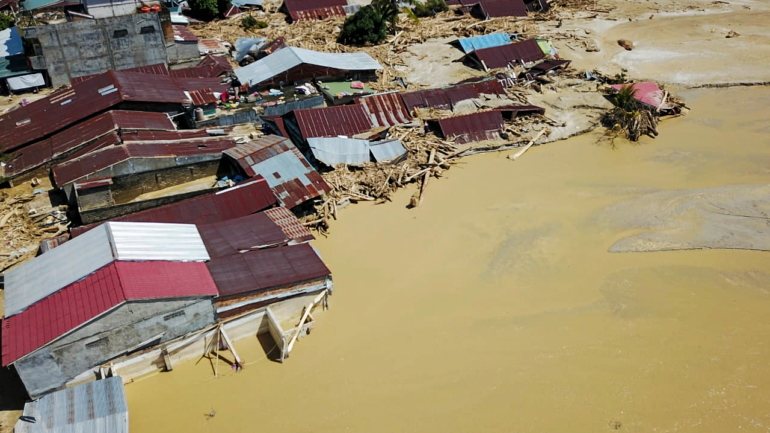 Centenas de casas, prédios públicos e escritórios do governo estão agora cobertos de lama transportada pelas enchentes