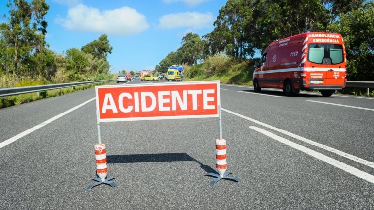 Do acidente resultou ainda um ferido ligeiro, que seguia no automóvel e que foi transportado para o Hospital de Santa Maria, em Lisboa, adiantou a fonte do CDOS