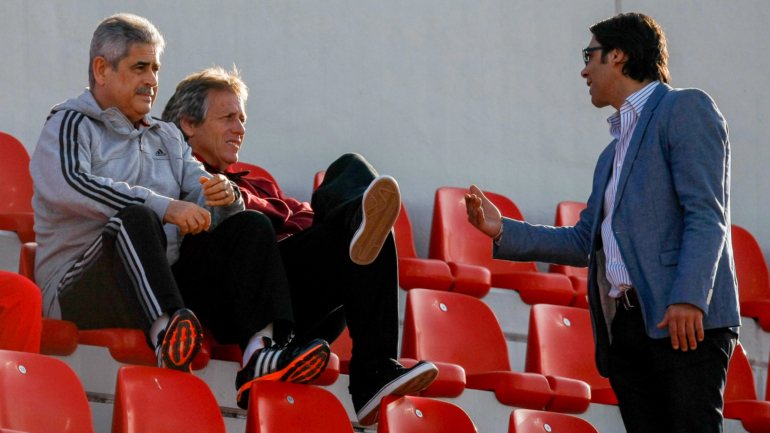 Luís Filipe Vieira e Jorge Jesus em conversa com Rui Costa nas bancadas do Seixal em março de 2015, três meses antes da saída para o Sporting