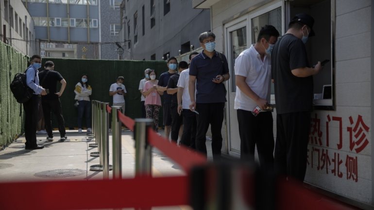 Xinjiang iniciou ainda uma campanha maciça de testes para tentar conter o surto o mais rapidamente possível