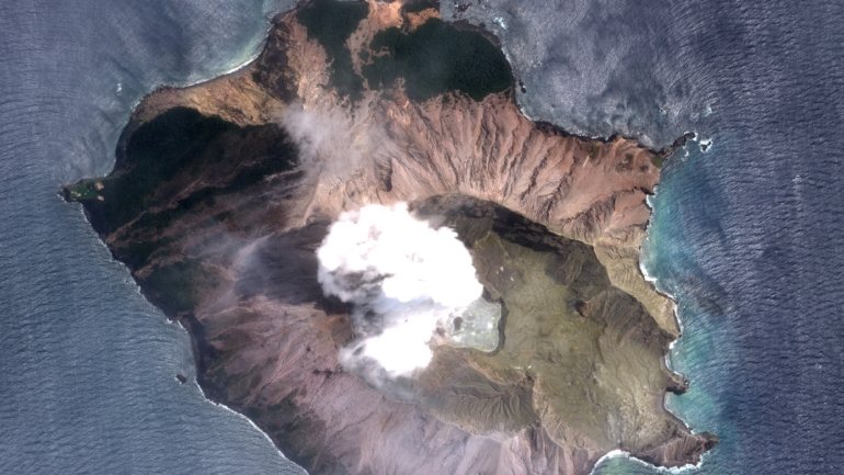 A Nova Zelândia, que tem intensa atividade sísmica e vulcânica, não possui um sistema avançado de alerta em tempo real para erupções e depende de um sistema de informações que não é atualizado com frequência