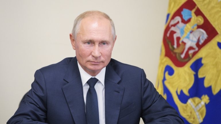 Vladimir Putin interrompeu os planos económicos devido à pandemia, com exceção do plano militar