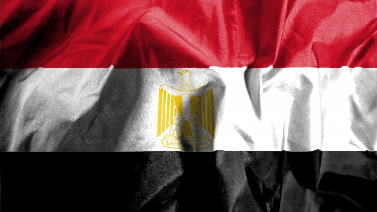 O Presidente egípcio defende que a cidade costeira líbia de Sirte, bastião das forças ligadas ao marechal Khalifa Haftar, o &quot;homem forte&quot; do leste do país, é uma &quot;linha vermelha&quot; e avisou que qualquer ataque à cidade levará o Cairo a intervir militarmente para proteger a fronteira oeste
