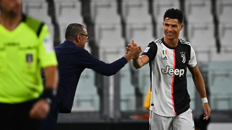 Ronaldo passou pelo banco após marcar um dos golos da noite e cumprimentou Sarri, num gesto pouco habitual durante os jogos
