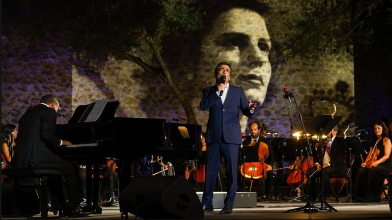 Camané (de pé, a cantar) e Mário Laginha (ao piano) foram dois dos artistas envolvidos no espectáculo &quot;No Tempo das Cerejas&quot;, que será transmitido pela RTP dia 30