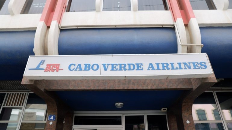 O governo cabo-verdiano suspendeu a 19 de março todas as ligações aéreas internacionais, que só deverão ser retomadas em agosto, pelo que a companhia está parada há mais de quatro meses