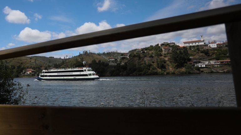 Este novo troço de passadiço junto ao rio Douro representou um investimento de cerca de 145 mil euros