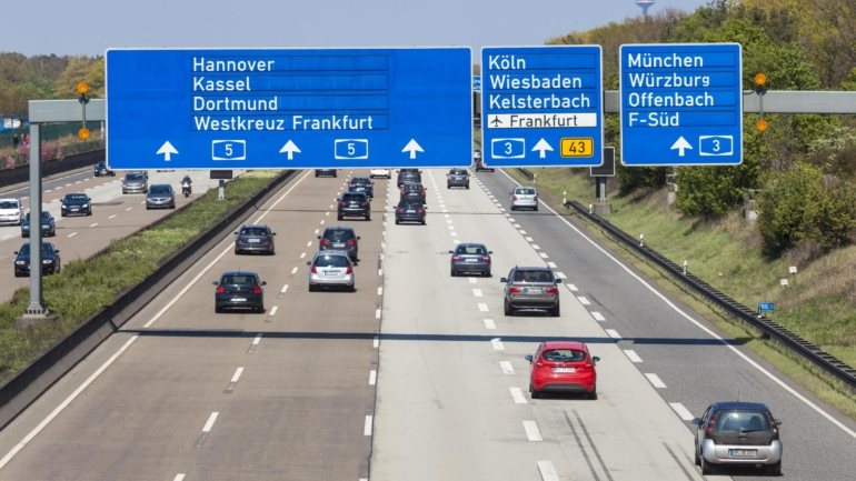 As auto-estradas alemãs não têm portagens nem limite de velocidade, excepto em casos pontuais. Mas os germânicos querem que todos os europeus paguem portagens