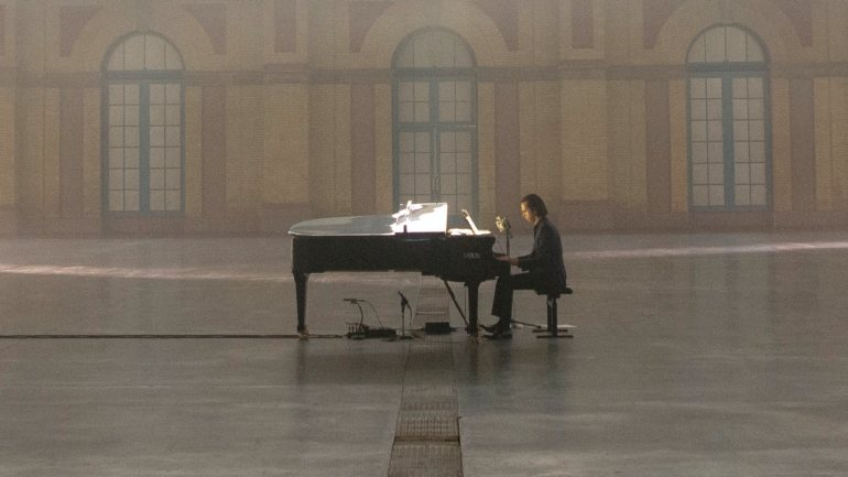 Sentado ao piano, a cantar durante uma hora e meia: foi assim que Nick Cave se apresentou no filme-concerto &quot;Idiot Prayer: Nick Cave Alone at Alexandra Palace&quot;, exibido em streaming esta quinta-feira