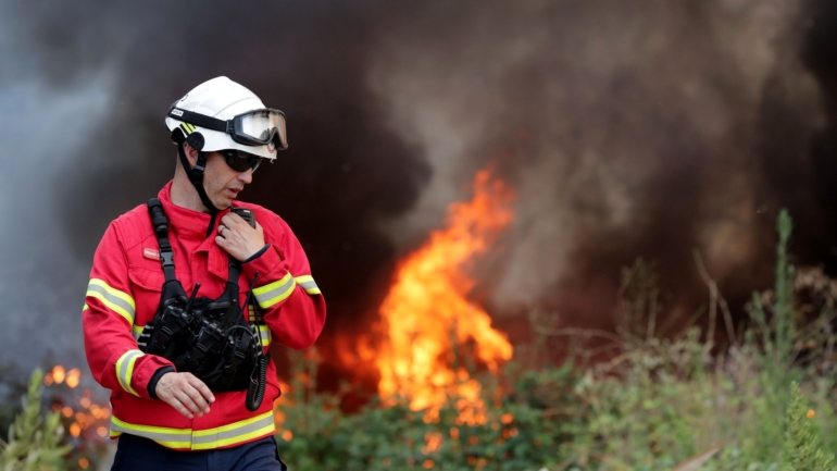 A Proteção Civil alertou quinta-feira para o aumento do risco de incêndios