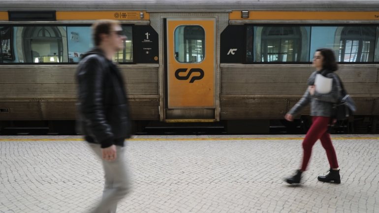A CP - Comboios de Portugal alertou na quinta-feira que esperava perturbações na circulação a partir do final do dia e até à manhã de sábado, devido à paralisação
