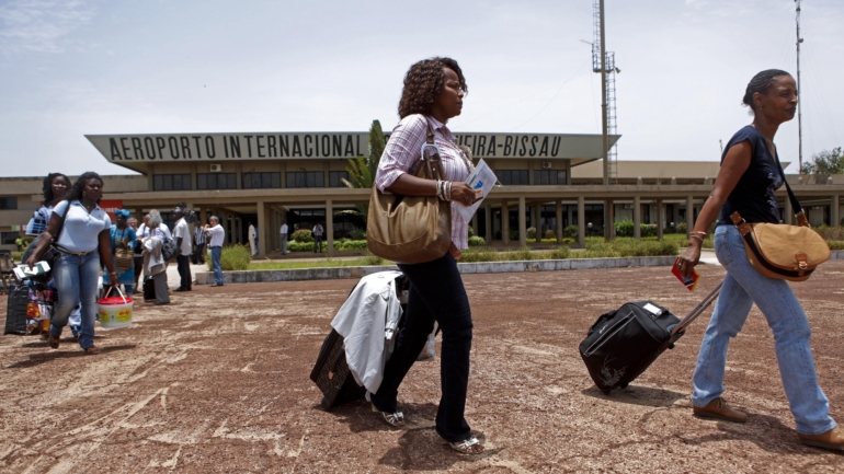 Desde março, o governo guineense só tem autorizado a aterragem em Bissau de voos humanitárias ou de auxílio ao regresso de pessoas aos seus países de origem