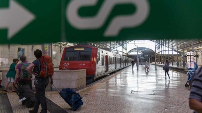 Com a greve nacional de 24 horas, os trabalhadores das bilheteiras e revisores da CP - Comboios de Portugal pretendem exigir a retirada da proposta de regulamento de carreiras apresentada pela empresa, que consideram &quot;humilhante&quot;