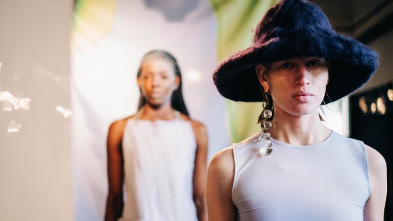 Constança Entrudo, Alexandra Moura, Marques'Almeida e Susana Bettencourt são alguns dos designers de moda que aderiram à iniciativa