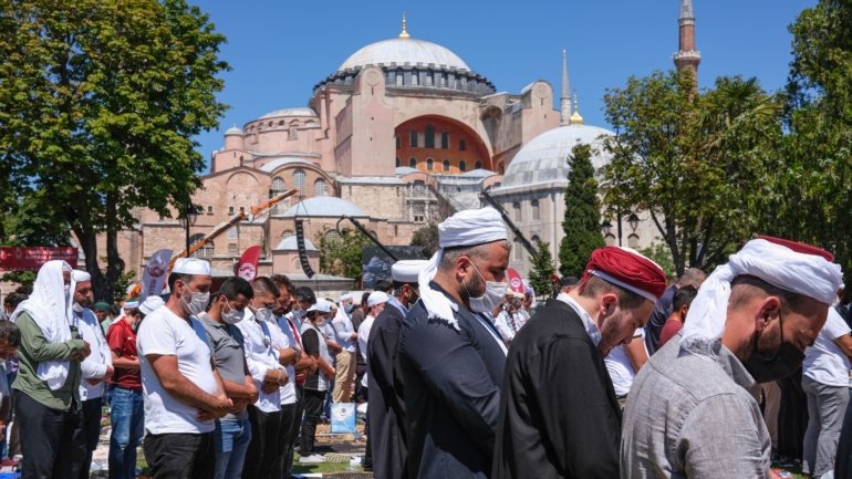Milhares de muçulmanos participaram na sexta-feira em Istambul na primeira oração neste lugar importante da ortodoxia convertido em mesquita