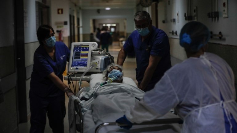 O número de doentes em internamento geral baixou para 410 e há neste momento 50 pessoas nos cuidados intensivos