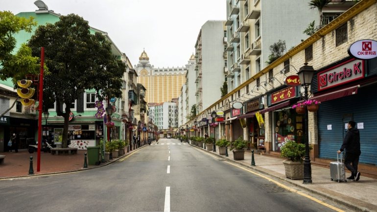 Em fevereiro, Macau avançou com uma série de medidas de contenção da pandemia: enviou trabalhadores para casa, mandou encerrar os casinos durante pelo menos 15 dias, algo que levou à quase total paralisação da economia