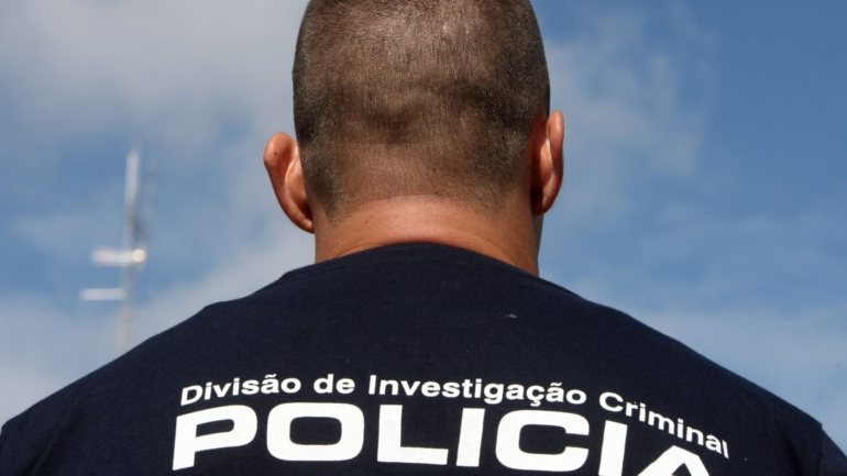 Na área da Baixa do Porto, a PSP deteve outra pessoa por tráfico de droga, sendo que esta tinha 52 doses de heroína e quatro de cocaína