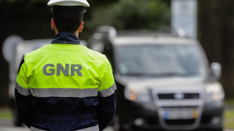 A GNR apreendeu a arma branca e encaminhou a vítima para uma unidade hospitalar