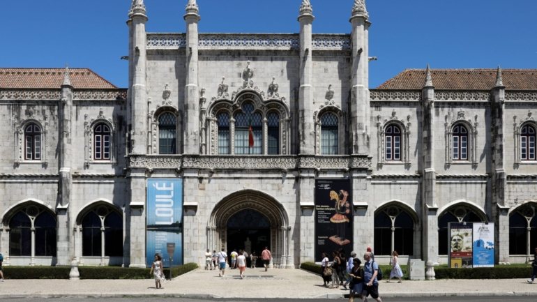 Da meia centena de peças nacionais, 37 são do Museu Nacional de Arqueologia (MNA), disse à agência Lusa o seu diretor, António Carvalho