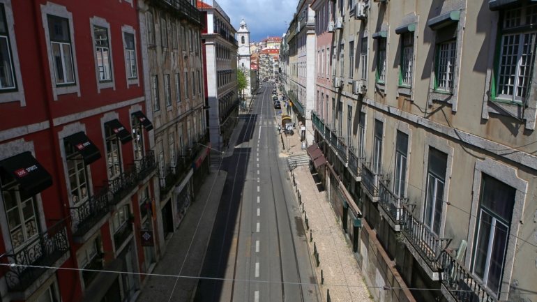 O confinamento esvaziou as ruas de Portugal — a pausa na mobilidade foi um dos principais motivos para a redução do ruído sísmico