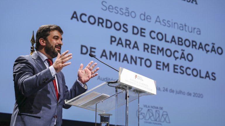 O ministro da Educação, Tiago Brandão Rodrigues, garantiu na sexta-feira que o financiamento do Estado ao programa nacional de retirada do amianto das escolas será de 100% e sem contrapartida por parte das autarquias