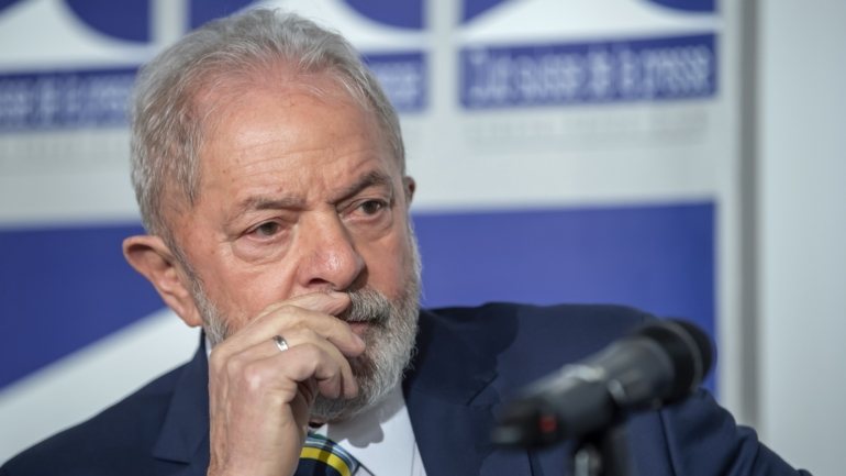 &quot;Se o Brasil tivesse feito o que o bom senso ordena, não estaríamos com 90.000 cadáveres, o que torna Bolsonaro um genocida&quot;, disse Lula, em conferência de imprensa 'online'