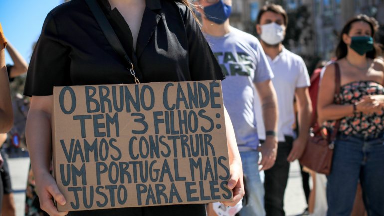 No Porto, 200 pessoas fizeram um minuto de silêncio em memória do ator Bruno Candé