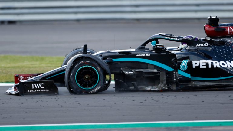 Lewis Hamilton terminou com o carro desta forma mas aguentou a última volta com três pneus no Grande Prémio da Grã-Bretanha