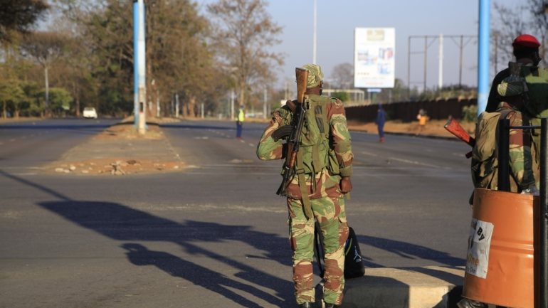 Polícia e funcionários do Governo negaram repetidamente as alegadas violações dos direitos humanos no Zimbabué, considerando que os detidos ou eram procurados pela polícia, ou estavam a incitar a realização de uma revolta contra o executivo de Mnangagwa