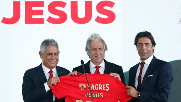Vieira, Jesus, Costa: o mesmo trio que em 2009 esteve presente na primeira apresentação do treinador na Luz